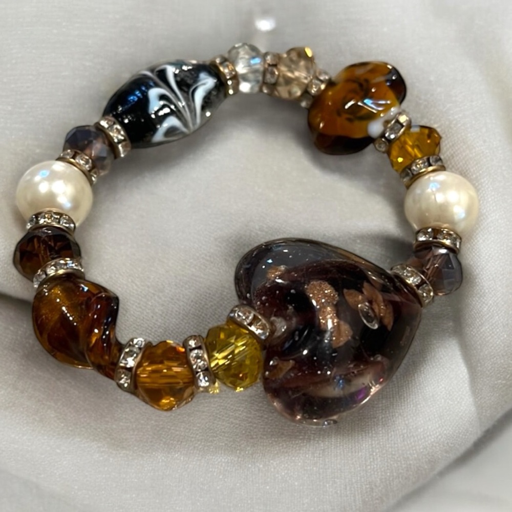 DICHROIC GLASS BEADED STRETCHY BRACELET WITH HEART MULTICOLORED